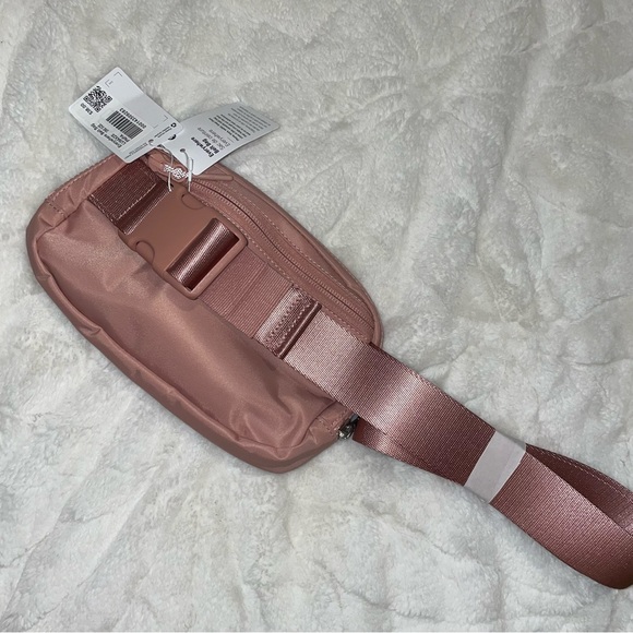 Lululemon Everywhere 1L Belt Bag in Pink Pastel - Picture 9 of 11